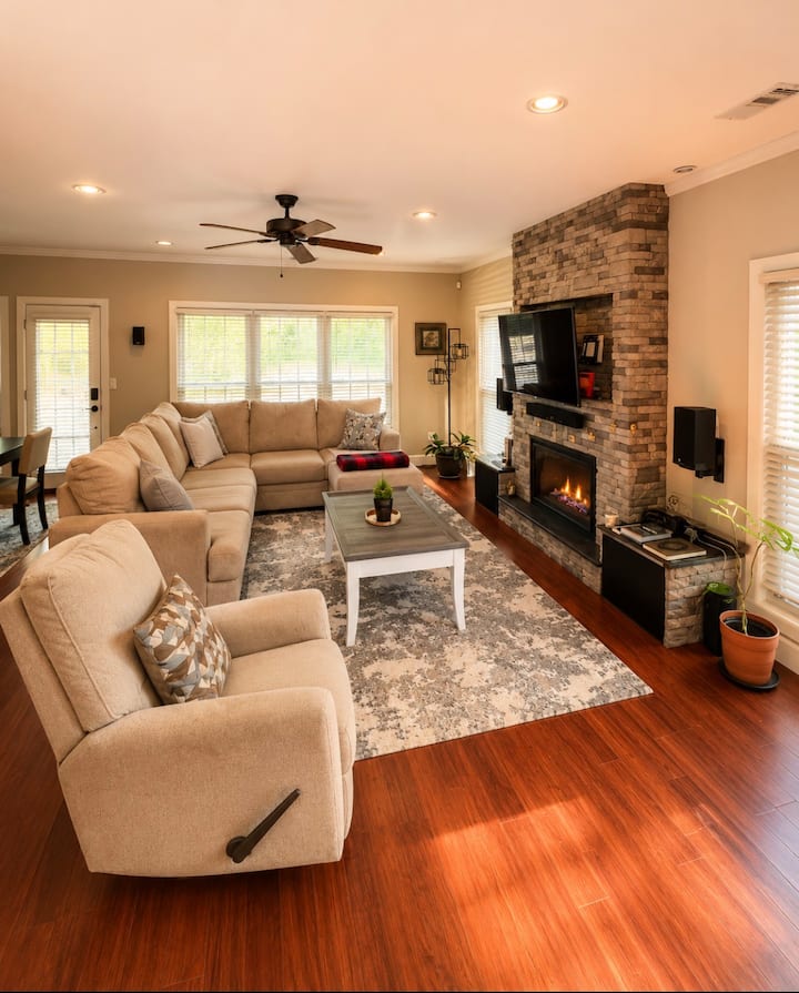Roswell Retreat W/ Outdoor Escape Fire Pit & Grill - Roswell, GA