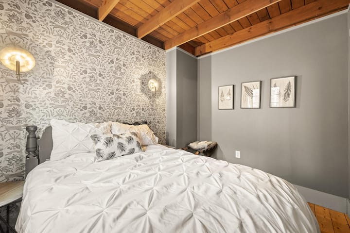 מיטה מלאה עם מצעים איכותיים ושמיכה. אפשר למצוא שמיכות וסדינים נוספים בארון הראשי. בטלוויזיה החכמה יש את כל אפליקציות הסטרימינג, מראה בגודל מלא על גב הדלת, ומתלה מזוודות מורכב במלואו לאחסון נוסף.