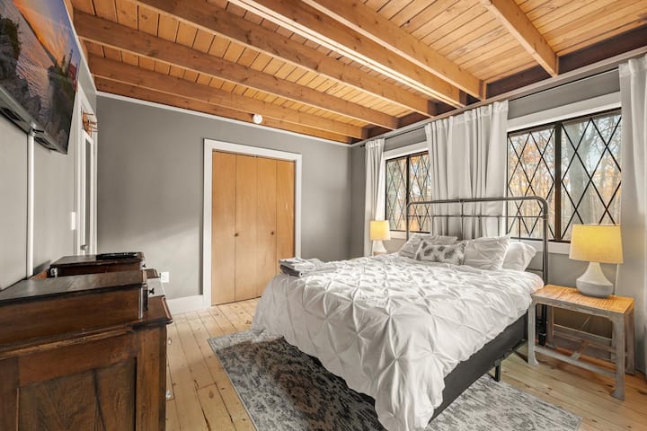 מיטת קווין סייז עם מצעים ושמיכת פוך משודרגים. בטלוויזיה החכמה יש את כל אפליקציות הסטרימינג שאתם צריכים כדי ליהנות מלילה שקט. יש סדינים, שמיכות ו קולבים נוספים בארון. מראה באורך מלא בחלק האחורי של הדלת. הווילונות הם וילונות האפלה. 