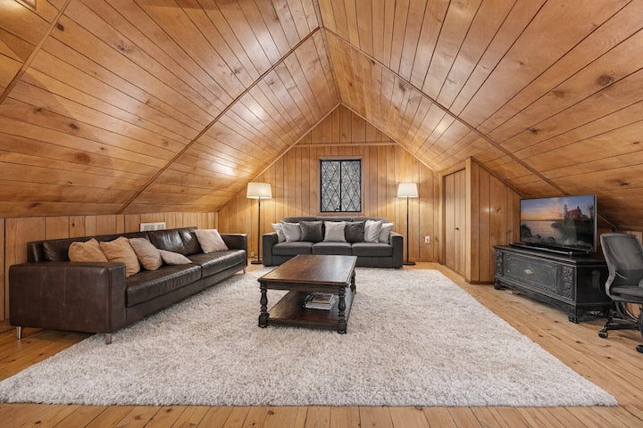 לופט מרווח עם מרחב פתוח כולל פינת עבודה ייעודית ושתי ספות גדולות במיוחד כדי שיהיה מקום נוסף לערבי משחקים, או כדי לצפות בסרט בטלוויזיה החכמה החדשה. משחקי לוח, מזרן אוויר ומצעים נוספים זמינים בארון.