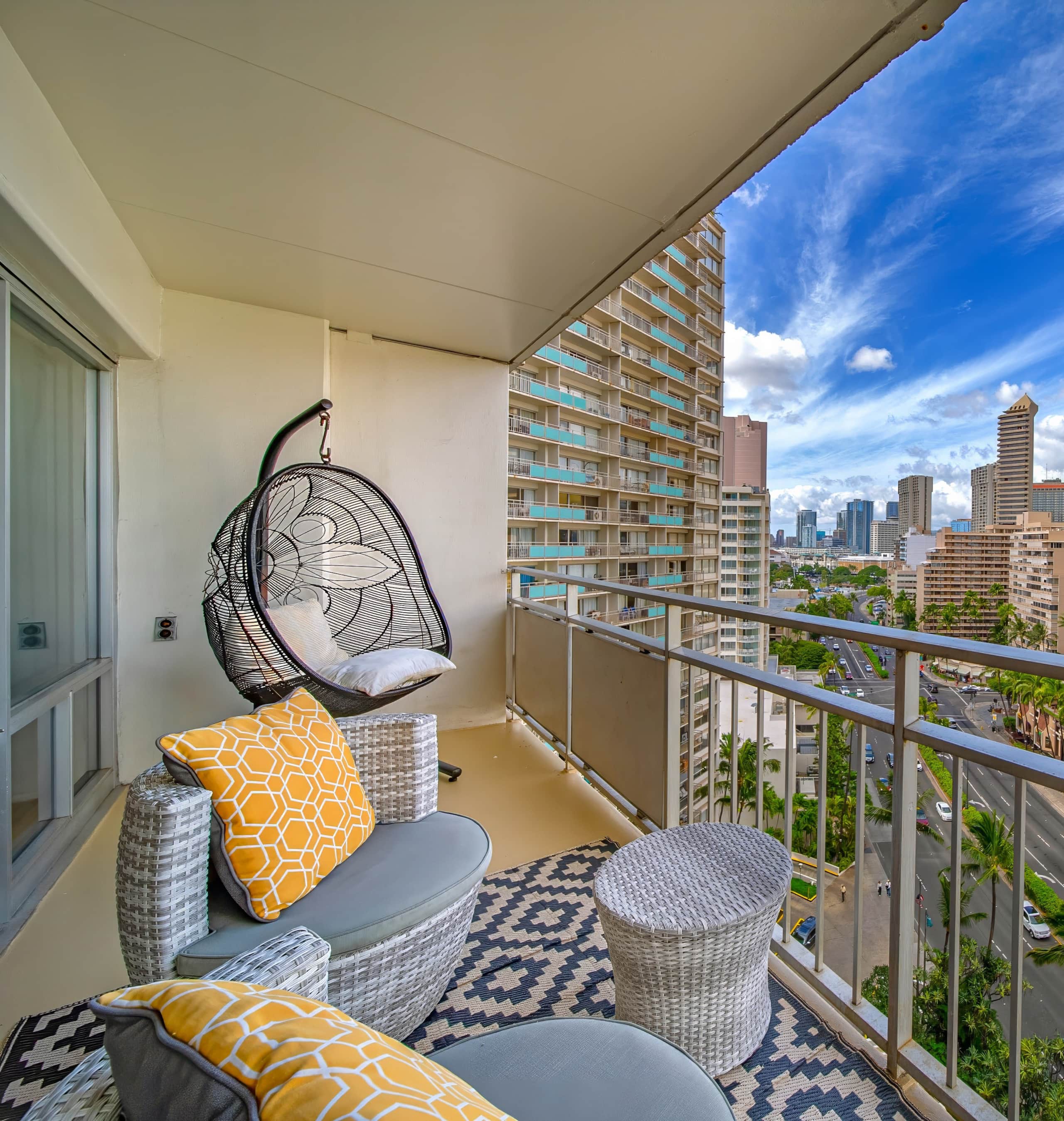 Waikiki Amazing Views 1/1 Beachfront Tropical Home - Image 10