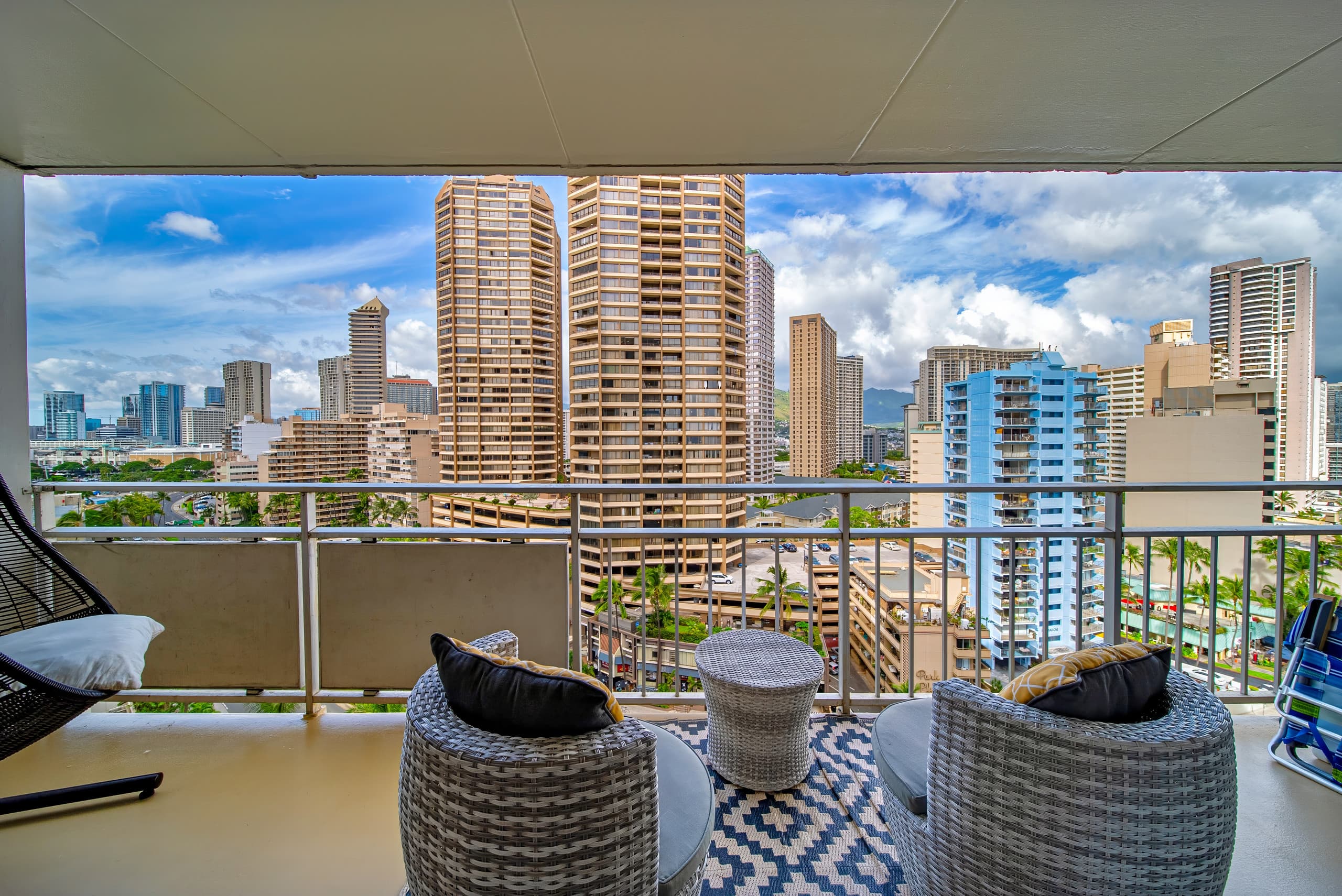 Waikiki Amazing Views 1/1 Beachfront Tropical Home - Image 11