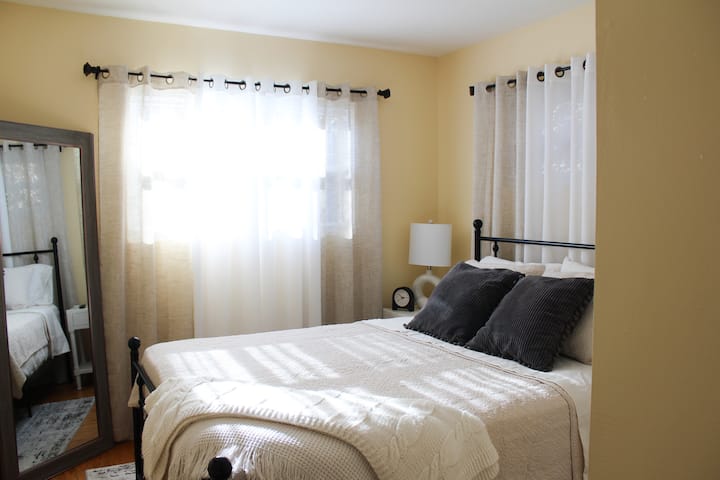 Chumba hiki cha kulala kiliundwa kama sehemu tulivu na isiyo na mparaganyo iliyojitolea kabisa kwa ajili ya kulala kwa utulivu. Amka pamoja na jua linapotokea.