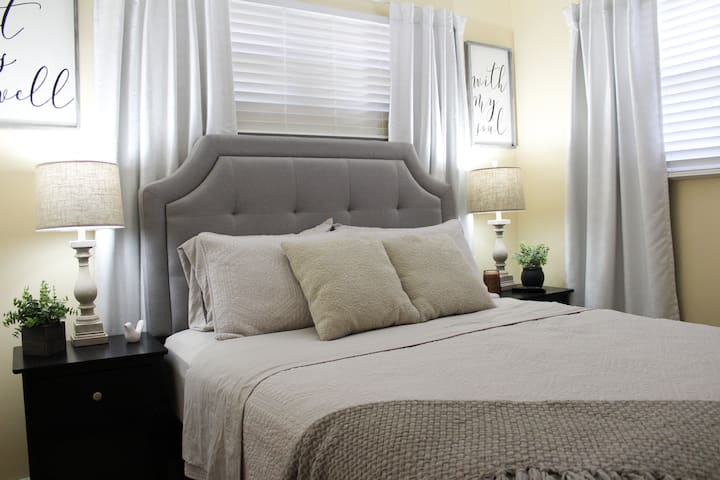 Chumba cha kulala ni mahali pa utulivu, kilichopakwa rangi na kupambwa ili kukuza usingizi wa utulivu wa usiku. Mapazia ya kuzima mwanga huhakikisha kuna giza kabisa, yanayofaa kwa mapumziko yasiyokatizwa. 