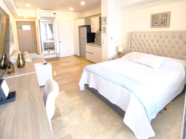 ლამაზი და კომფორტული 152‑179 სმ ზომის ორთოპედიული ლეიბითა და ბალიშებით ორმაგი საწოლი, 2 ტუმბო, სადაც საჭირო ნივთებს მოათავსებთ, ლამპები, რომ საწოლიდანვე წაიკითხოთ, თანამედროვე სმარტ‑ტელევიზორი