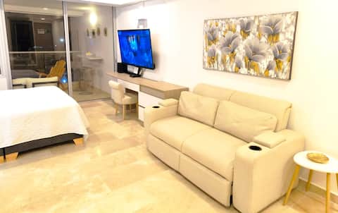 Top performing Airbnb: Modern Apartment with Bay View, Steps from the Airport in Bolívar