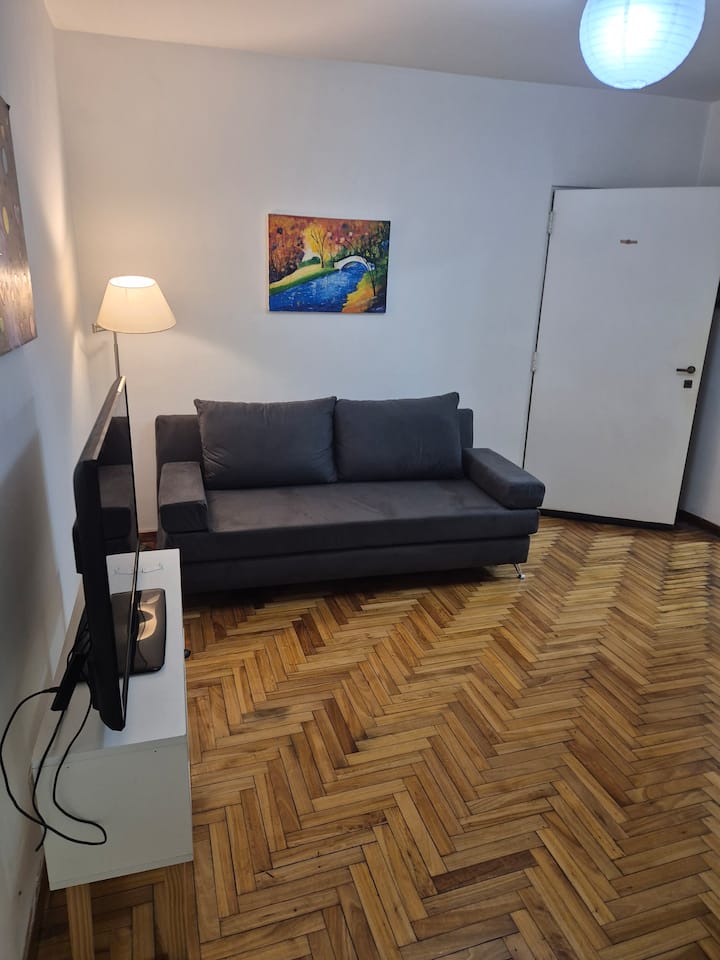 Apartamento de 1 quarto no térreo com pátio coberto em La Paternal