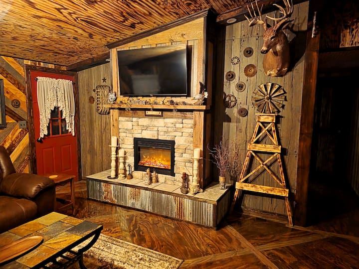 Cedar Hill Cabins: The Main Cabin - Macon, MO