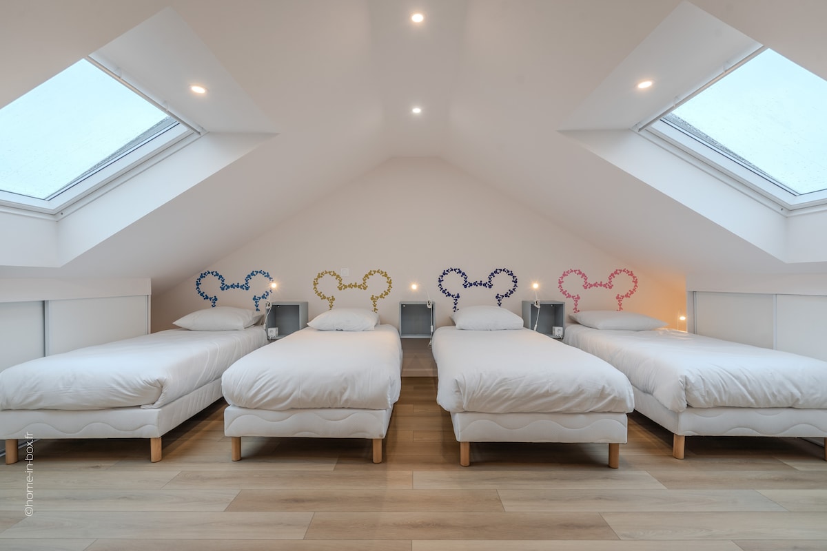 Grote kinderkamer met een slaapzaal met 4 eenpersoonsbedden.
Opbergkasten onder helling.
Leeshoek met boeken in het Frans Engels en Italiaans.
Extra dekens. Elektrische rolluiken.
Badkamer met eigen toilet.