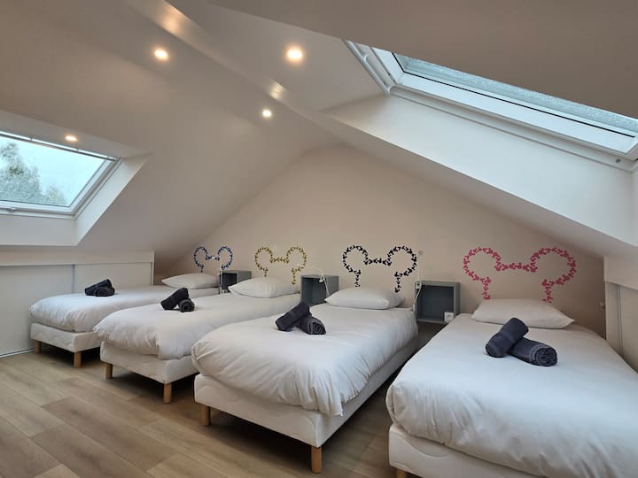 Ampia camera per bambini in stile dormitorio con i suoi 4 letti singoli.
Ampio ripostiglio sotto il pendio.
Angolo lettura con libri in francese inglese e italiano.
Bagno con wc privato.