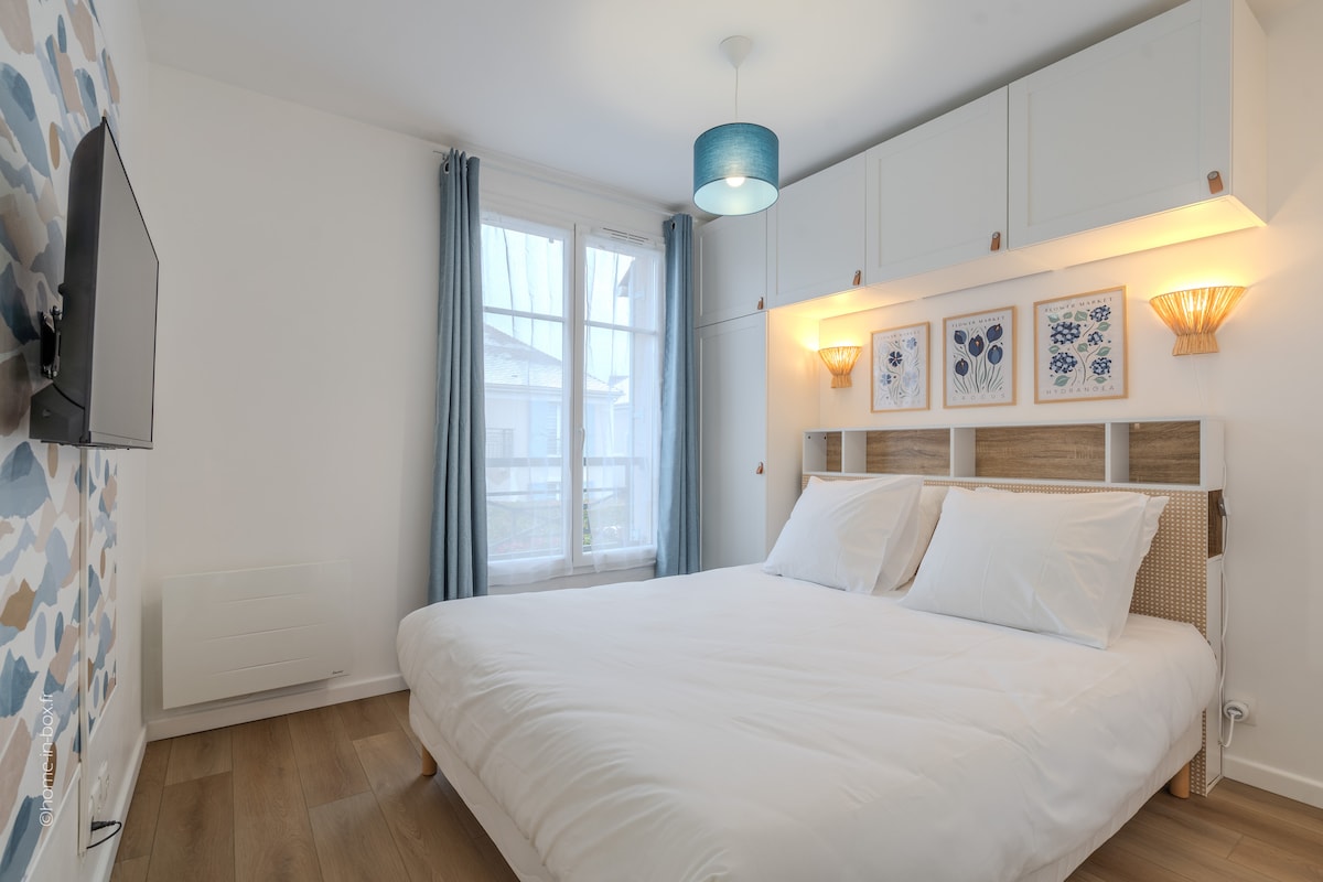 Blauwe kamer: tweepersoonsbed 160x200 met 4 kussens en extra fleece deken aanwezig. 
Smart TV (Netflix en Disney+ inbegrepen). 
Privébadkamer.
Grote kast. Houten luiken en verduisteringsgordijnen.