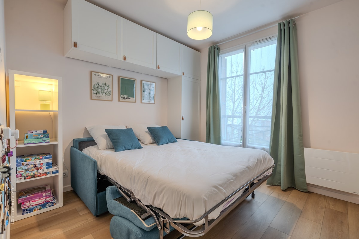 Tv-lounge en spellenkamer (Nintendo Switch, bordspellen en puzzel).
Smart-tv met Netflix en Disney+.
Slaapbank traagschuimmatras 140x200 dikte 18 cm.
Grote kast.
Extra deken. Houten luiken en verduisteringsgordijnen.