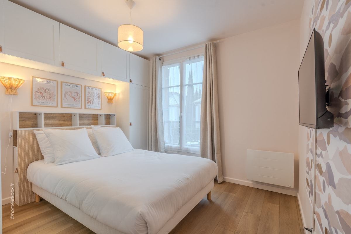 Gouden kamer: 140x200 tweepersoonsbed met 4 kussens en extra fleece deken aanwezig. 
Smart TV (Netflix en Disney+ inbegrepen). 
Privébadkamer.
Grote kast.
Houten luiken en verduisteringsgordijnen.