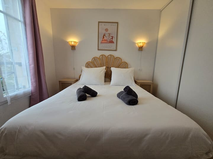 Camera rosa: letto matrimoniale 160x200 con 4 cuscini e coperta in pile aggiuntiva disponibile. 
Smart TV (Netflix e Disney+ inclusi). 
Ampio armadio. Culla disponibile.
Ogni stanza ha persiane in legno e tende oscuranti.