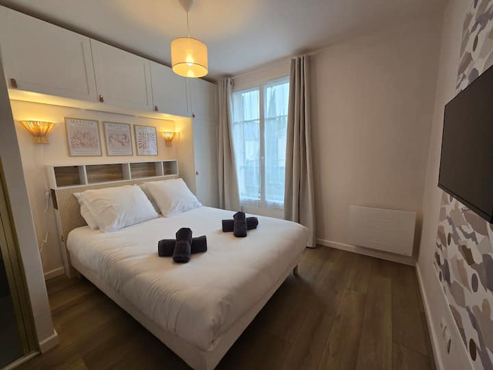 Camera dorata: letto matrimoniale 140x200 con 4 cuscini e coperta in pile aggiuntiva disponibile. 
Smart TV (Netflix e Disney+ inclusi). 
Questa camera ha il proprio bagno privato.