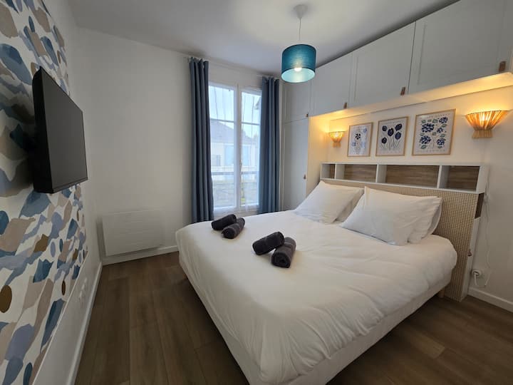 Camera blu: letto matrimoniale 160x200 con 4 cuscini e coperta in pile aggiuntiva disponibile. 
Smart TV (Netflix e Disney+ inclusi). 
Questa camera ha il proprio bagno privato.