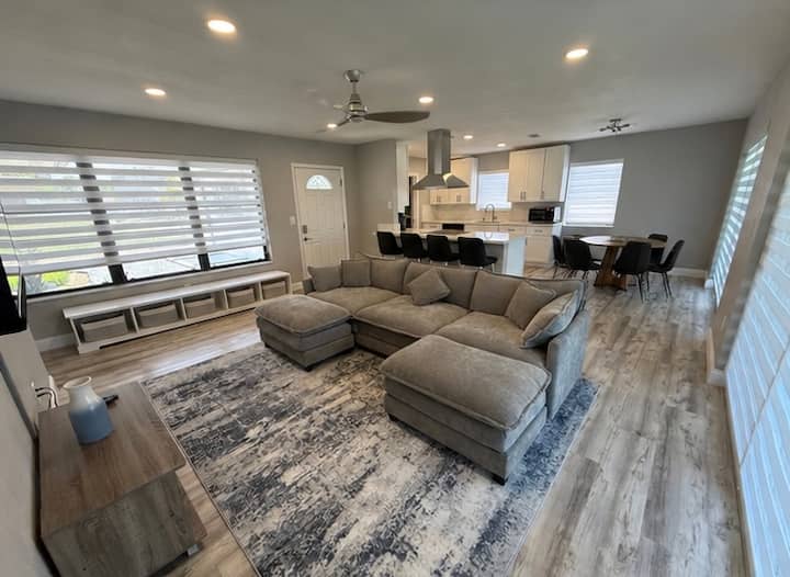 The Gardens Retreat | Minutes To The Stadium - Miami Gardens, FL