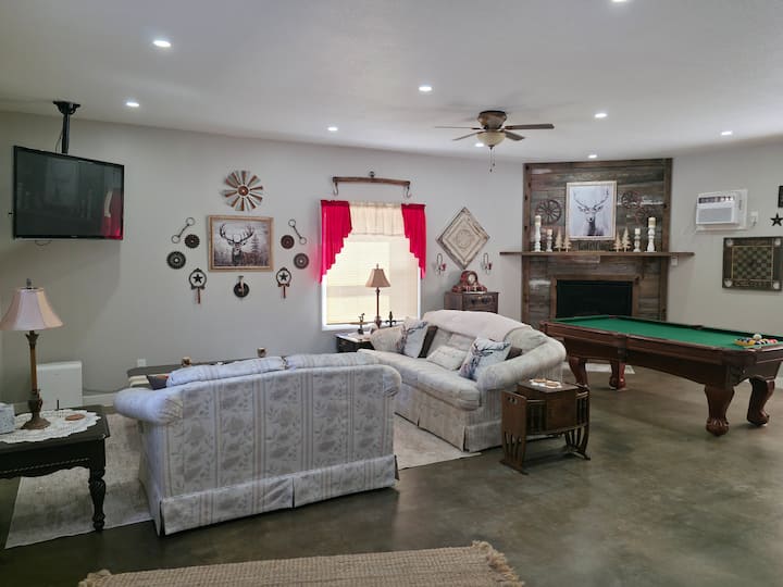 Cedar Hill Cabins: The Bears Lodge And Bunkhouse - Macon, MO