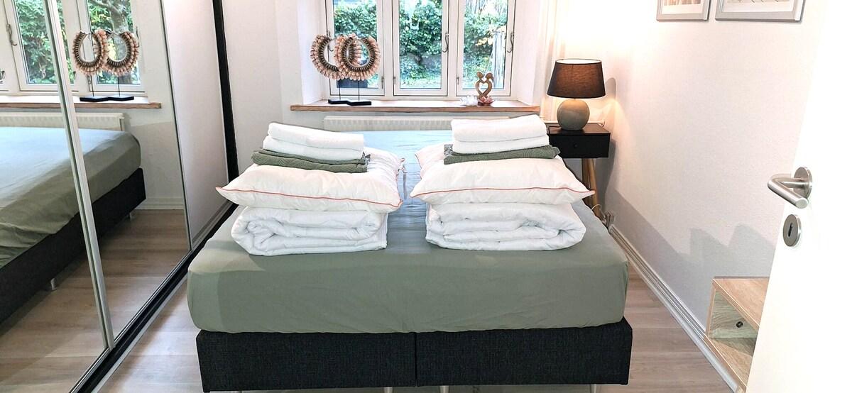 Posteľ s dĺžkou 140 cm. Veľká skriňa a toaletný stolík. Pekný výhľad na dvor.