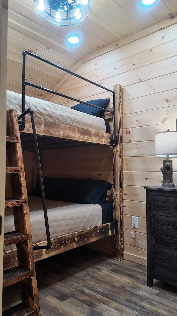 Na mieru postavené poschodové postele s posteľou queen. 