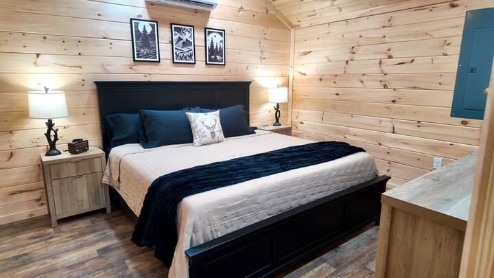 Naše hlavné spálne majú úplne nové stredne tvrdé matrace veľkosti King, ktoré sú chránené poťahmi proti plošticiam, ako aj vysokokvalitnými nehlučnými vodotesnými poťahmi.