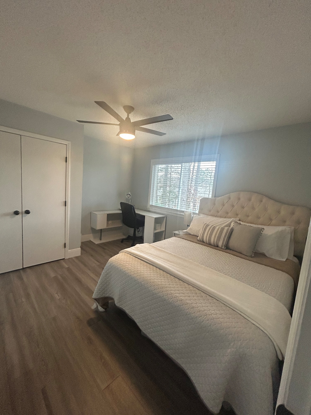 საძინებელი 3: საწოლი (152×203 სმ), სამუშაო მაგიდა და ტელევიზორი