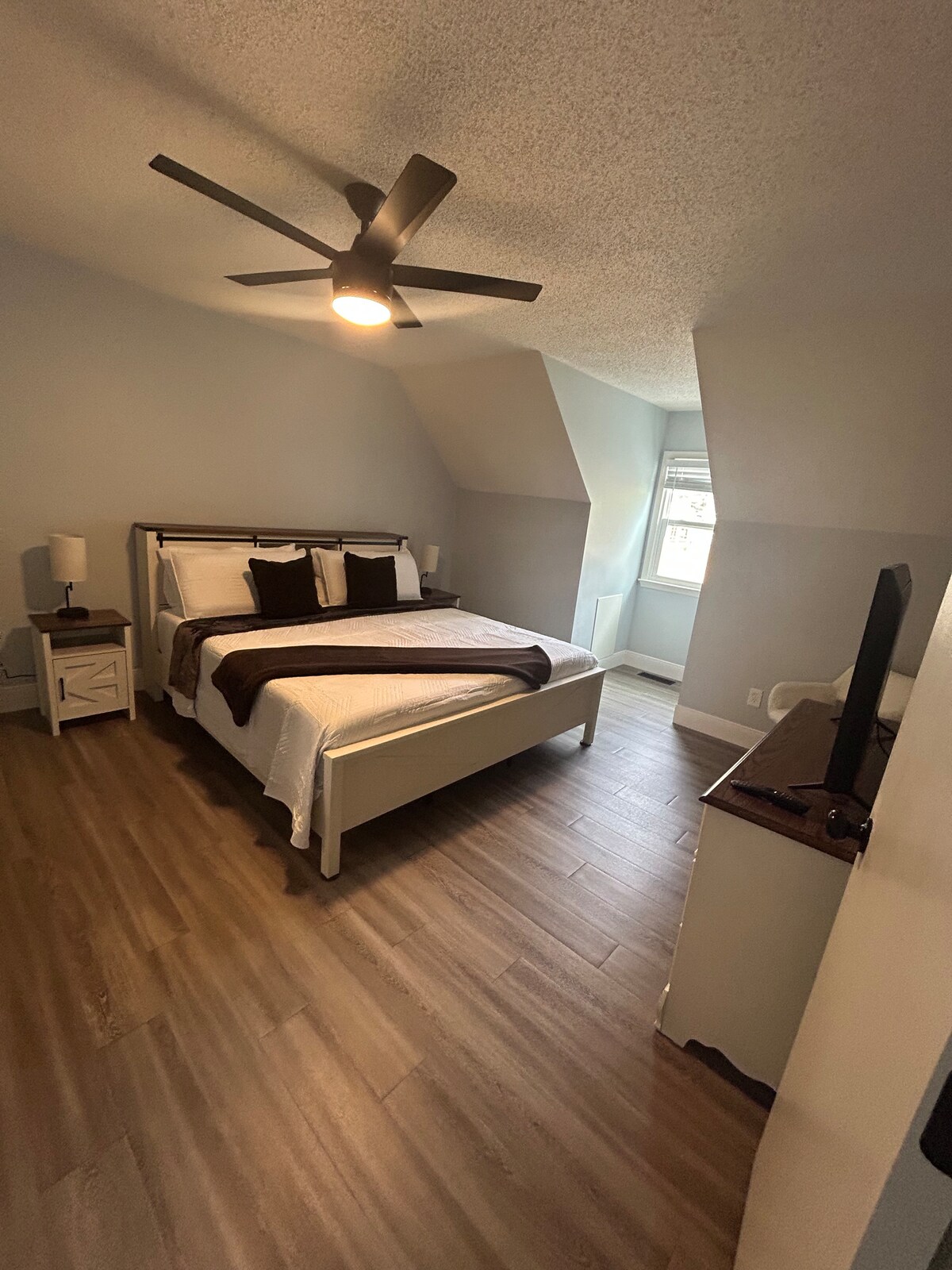 Საძინებელი 1 დიდი საწოლით