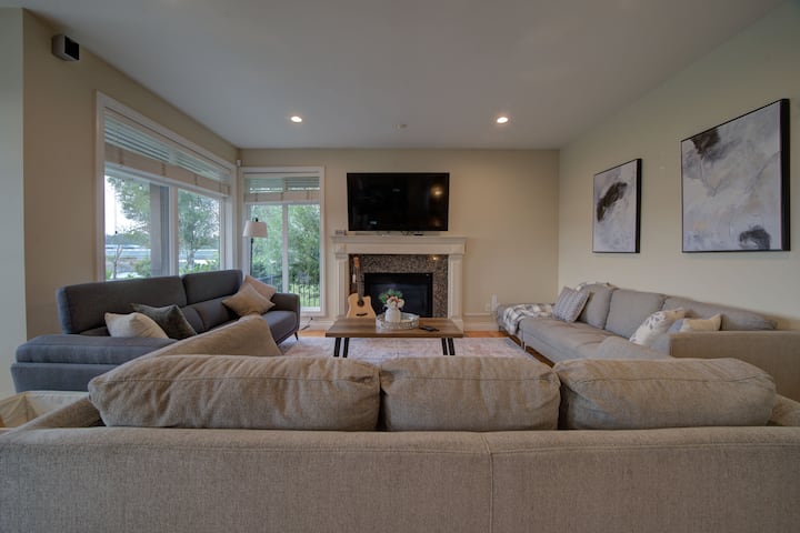 Lakeside Home: Sleeps 23/hottub/game Room/theatre - Canadá