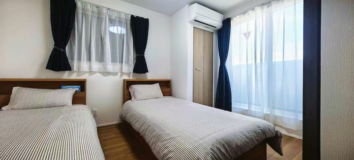 Postoji još jedna spavaća soba na 3. katu.
• Kreveti: 1 krevet za jednu osobu, 1 bračni krevet (ukupno 2 kreveta).Za najviše 3 osobe)
• Sadržaji u sklopu objekta:
• Potpuno klimatizirano (s hlađenjem i grijanjem), ormar, kanta za smeće, maramice
• Utičnica pored kreveta
• Značajke:
• Balkon (terasa za sunčanje)