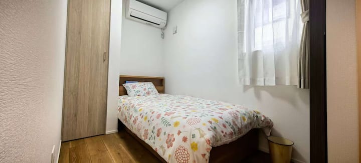 To je spavaća soba u prizemlju.
• Krevet: 1 krevet za jednu osobu
• Sadržaji u sklopu objekta:
• ormar
• Potpuno klimatiziran (s hlađenjem i grijanjem)
• kanta za smeće i maramice (kutija maramica)