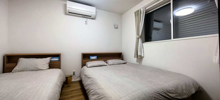 To je spavaća soba u prizemlju.Na raspolaganju su kreveti za jednu i dvije osobe, a može boraviti najviše 3 gosta.Postoji utičnica pored kreveta, a na raspolaganju su i kanta za smeće i maramice.Kapci na prozorima blokiraju svjetlost, omogućujući vam da udobno spavate u mirnom okruženju.Ima i klima-uređaj s grijanjem i hlađenjem te ormar, što ga čini praktičnim za duže boravke.

