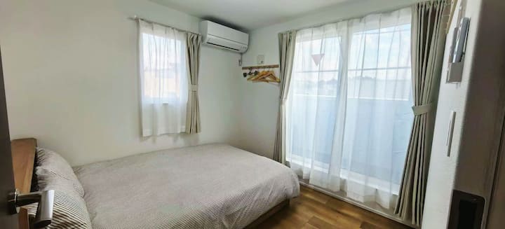 To je spavaća soba na 3. katu.
• Krevet: 1 bračni krevet (za 2 osobe)
• Sadržaji u sklopu objekta:
• Potpuno klimatizirano (s hlađenjem i grijanjem), ormar, kanta za smeće, maramice
• Utičnica pored kreveta
• Značajke:
• Balkon (terasa za sunčanje)
• Uživajte u otvorenom pogledu s balkona.