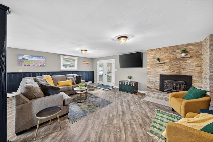 Notre Dame Home, Pool, Gameroom, Firepit - South Bend, IN