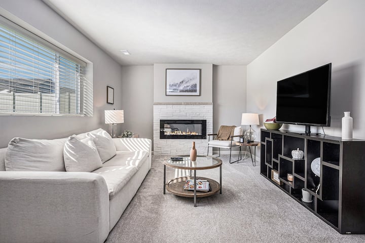 Omaha Charm! Cozy Comfort Home In The Heartland - Gretna, NE