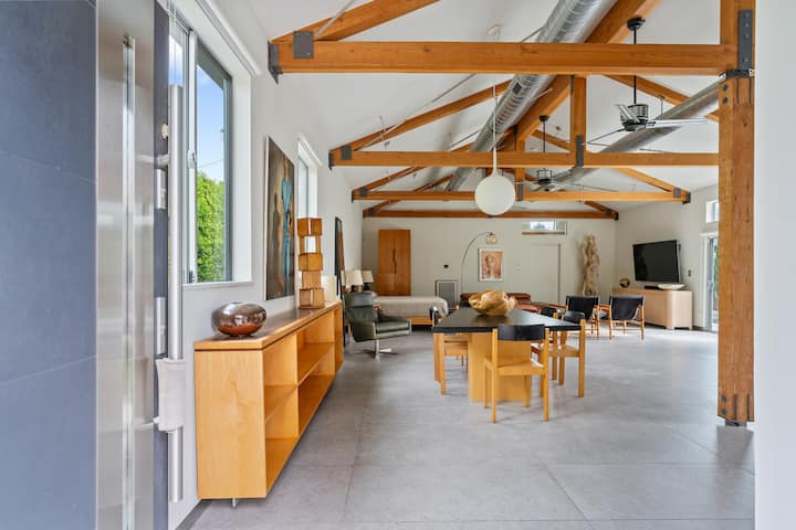 Stylish Industrial Loft, Short Walk From Downtown. - Palm Springs, CA