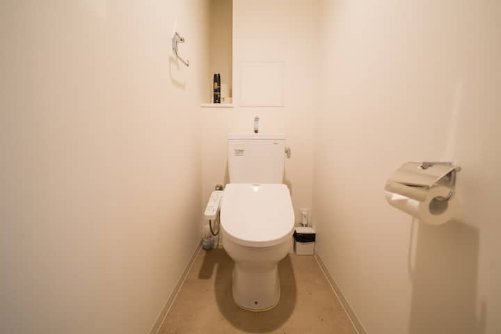 バスルームには日本製のスマートトイレが備わっており、ゲストにより快適で清潔なトイレ体験を提供します。トイレには自動洗浄、温水洗浄、シート加熱などの機能があり、春夏秋冬を問わず暖かく快適に過ごせます。操作パネルは直感的に設計されており、ボタンは明確で、初めて使用するゲストがすぐに使いこなせるようになっており、ストレスなく使用できます。温水洗浄は、従来の方法よりも衛生的で、現代の生活の健康ニーズにより適合しています。暖房シートは特に寒い季節に便利で、いつでも暖かさと心遣いを感じることができます。トイレは、毎回チェックイン前に徹底的に清掃・消毒され、高い衛生基準を維持し、ゲストが安心してご利用いただけるようにしています。