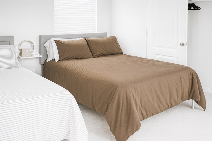 Doordacht voorbereide slaapruimtes met beddengoed van natuurlijke vezels, donzen dekbedden, geluidsmachines, spiegels over de volledige lengte, bagagerekken en handige oplaadstations naast het bed voor comfortabele groepsverblijven.