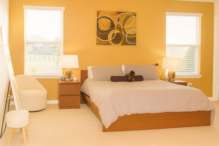 Natuurlijk katoen en linnen beddengoed, donsdekbedden, gelaagde kussenopties, geluidsmachine, volledige spiegel, verlichte make-upspiegel, bagagerek en oplaadstation met meerdere poorten zorgen voor een verfijnde, boutique-achtige rust- en voorbereidingservaring.