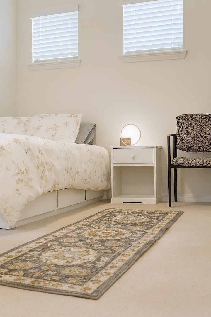 Doordacht voorbereide slaapruimtes met beddengoed van natuurlijke vezels, donzen dekbedden, geluidsmachines, spiegels over de volledige lengte, bagagerekken en handige oplaadstations naast het bed voor comfortabele groepsverblijven.