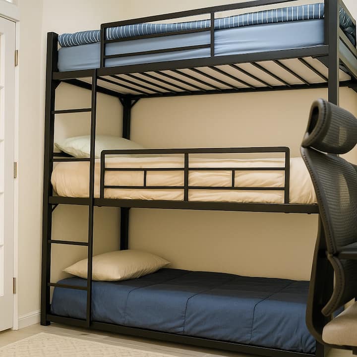 Doordacht voorbereide slaapruimtes met beddengoed van natuurlijke vezels, donzen dekbedden, geluidsmachines, spiegels over de volledige lengte, bagagerekken en handige oplaadstations naast het bed voor comfortabele groepsverblijven.