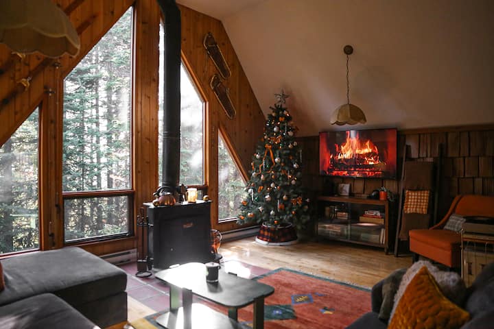 The Olivewood | 70s A-frame + Sauna + Movie Screen - British Columbia