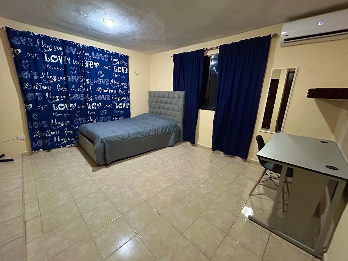 Рекамара с работна маса