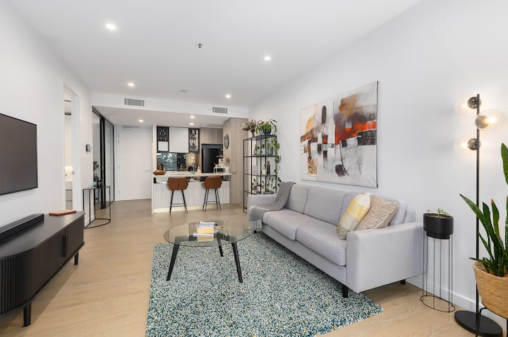 Perfect Location With 5 Star Amenities - Canberra