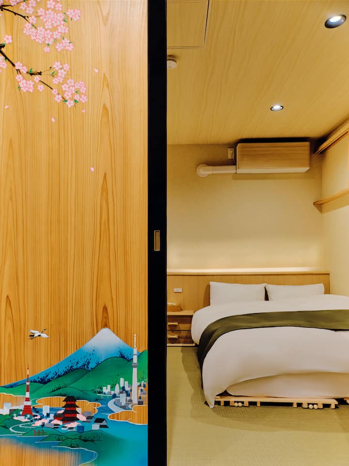 חדר השינה בקומה הראשונה נגיש דרך דלת פוסומה שצוירה על ידי אמן מפורסם, ומציג נוף עירוני של טוקיו ממוסגר בפרחי דובדבן. צפרדע נח מתחת לעץ דובדבן עם הר פוג'י מרמז על הביטוי היפני ל"שיבה בטוחה".