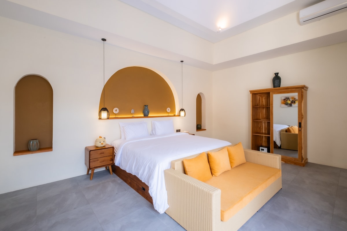 Word fris wakker op een gloednieuw matras met een zacht, luxueus dekbed. Deze ruime kamer kijkt uit op het zwembad en biedt een ontspannen uitzicht vanaf je bed. Mooie beddecoraties voegen een warme en gastvrije touch toe aan je verblijf