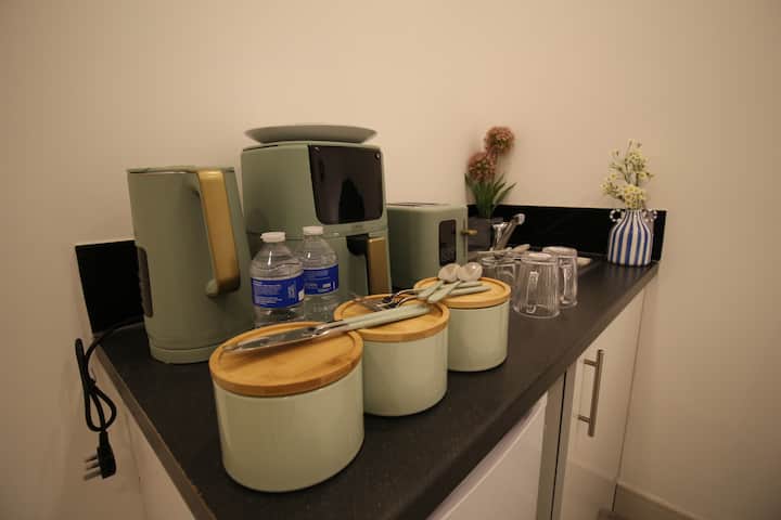 Modern Stay In The Heart Of Sutton High Street Sm1 - エプソム
