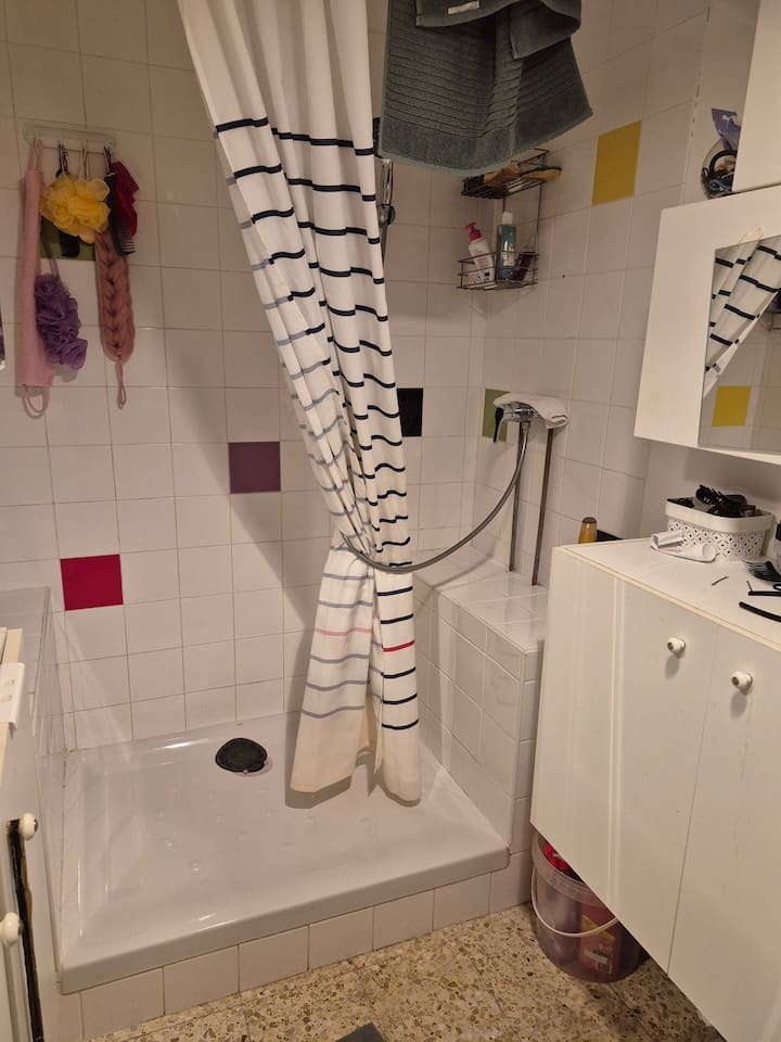 Chambre Chez Particulier
Je Reçois Que Des Femmes - Marignane