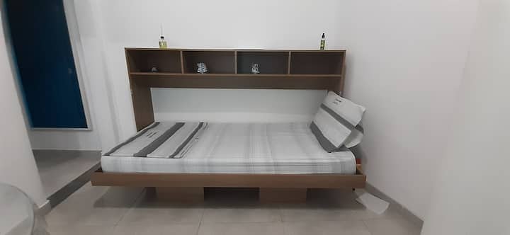 Uitklapbaar eenpersoonsbed, gelegen in de keuken.