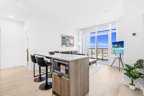 Top performing Airbnb: Modern 2BR/2BA Condo with Balcony + Amazing Views! in Central Erin Mills