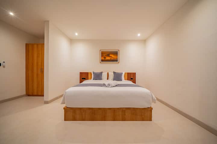 Unwind in this peaceful, air-conditioned room. The minimalist design and soothing colours guarantee a restful night's sleep. 